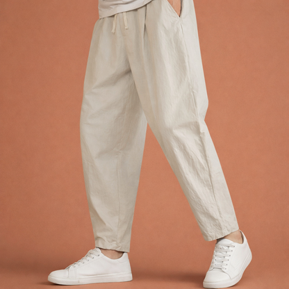 Heren broek in beige met minimalistisch design, zacht en comfortabel voor casual en stijlvolle outfits.