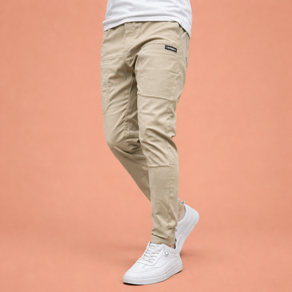 Heren cargo broek in beige met minimalistisch design, zacht en comfortabel voor casual en stijlvolle outfits.