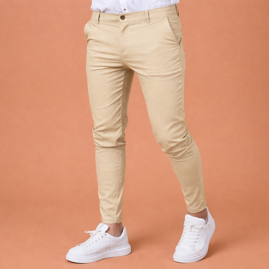 Heren chino broek in beige met minimalistisch design, zacht en comfortabel voor casual en stijlvolle outfits.