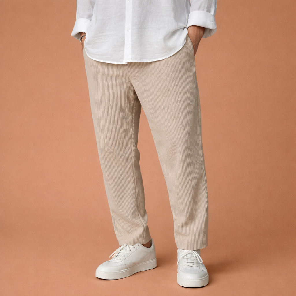 Heren corduroy broek in beige met minimalistisch design, zacht en comfortabel voor casual en stijlvolle outfits.
