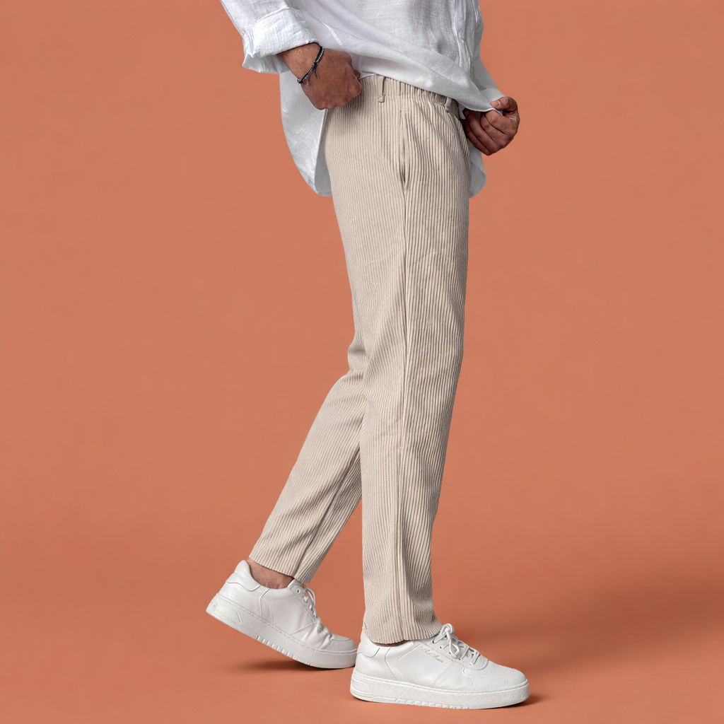 Heren corduroy broek in beige met minimalistisch design, zacht en comfortabel voor casual en stijlvolle outfits.