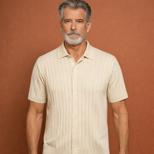 Heren gebreid shirt in beige met minimalistisch design, zacht en comfortabel voor casual en stijlvolle outfits.