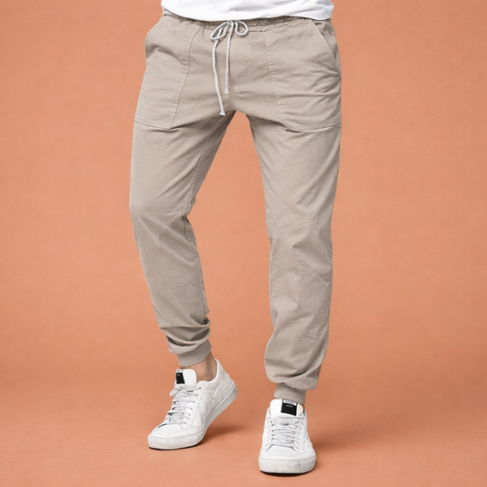 Heren jogger broek in beige met minimalistisch design, zacht en comfortabel voor casual en stijlvolle outfits.