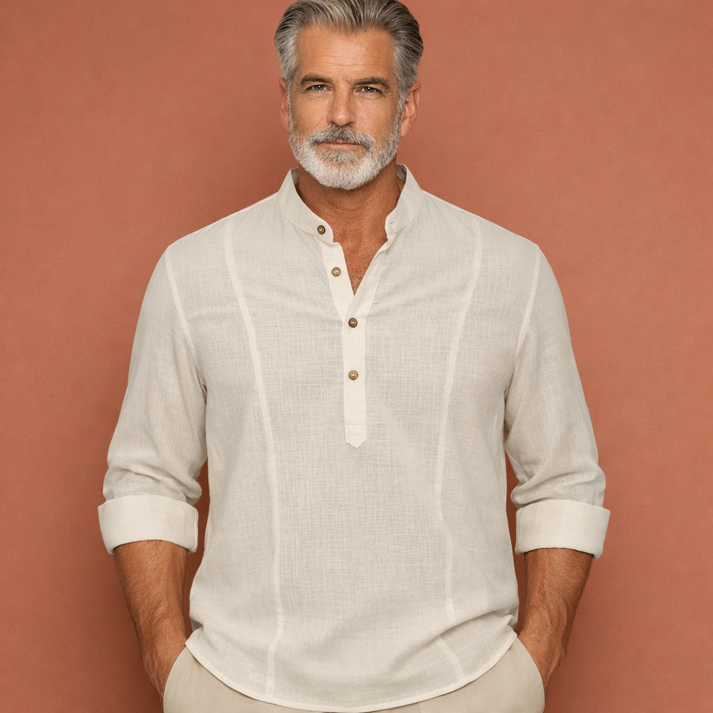 Heren langarmshirt in beige met minimalistisch design, licht en comfortabel voor casual en stijlvolle zomeroutfits.