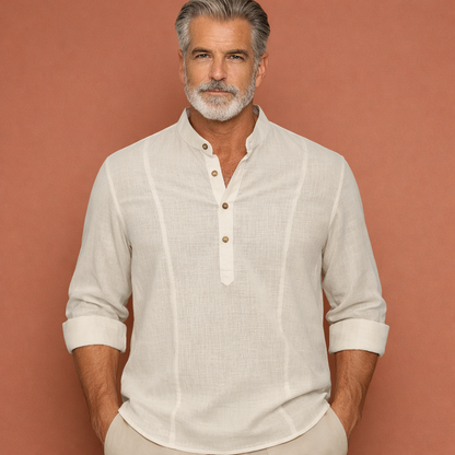 Heren langarmshirt in beige met minimalistisch design, licht en comfortabel voor casual en stijlvolle zomeroutfits.