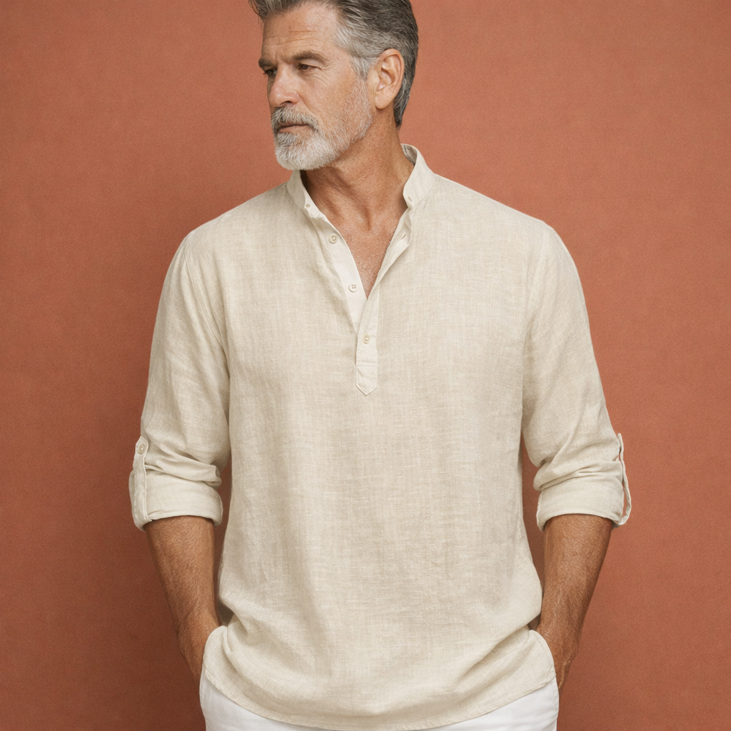 Heren linnen Henley shirt in beige met minimalistisch design, zacht en comfortabel voor casual en stijlvolle outfits.