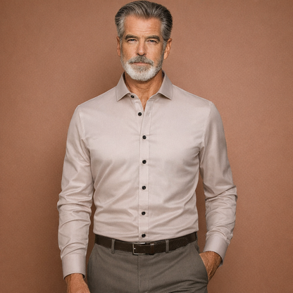 Heren overhemd in beige met minimalistisch design, zacht en comfortabel voor casual en stijlvolle outfits.