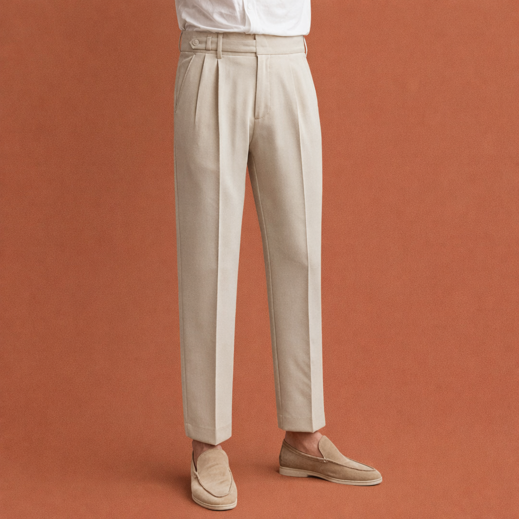 Heren pantalon in beige met minimalistisch design, zacht en comfortabel voor casual en stijlvolle outfits.