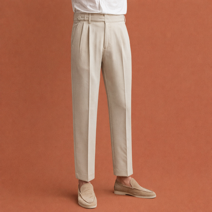 Heren pantalon in beige met minimalistisch design, zacht en comfortabel voor casual en stijlvolle outfits.