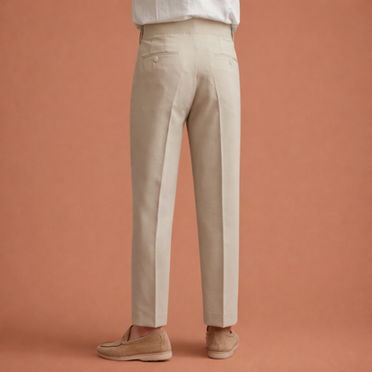 Heren pantalon in beige met minimalistisch design, zacht en comfortabel voor casual en stijlvolle outfits.