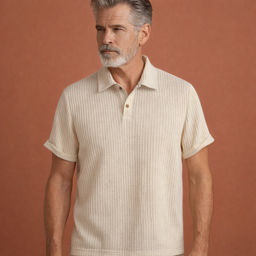 Heren polo in beige met minimalistisch design, zacht en comfortabel voor casual en stijlvolle outfits.