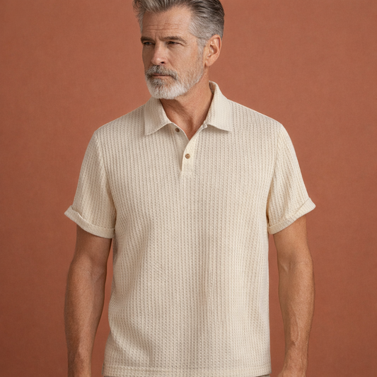 Heren polo in beige met minimalistisch design, zacht en comfortabel voor casual en stijlvolle outfits.