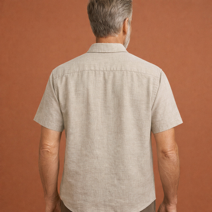 Heren zomershirt in beige met minimalistisch design, zacht en comfortabel voor casual en stijlvolle outfits.