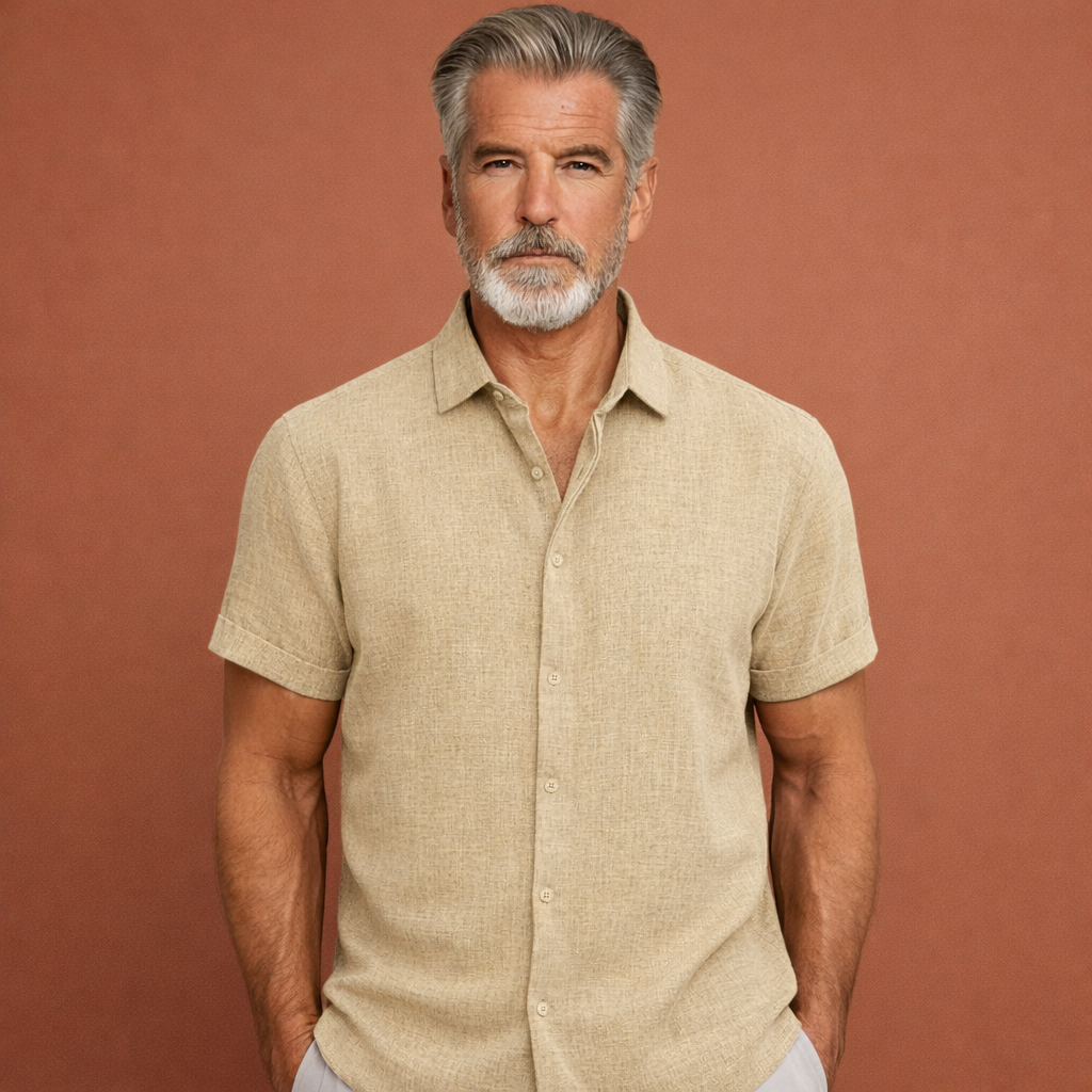 Heren zomershirt in beige met minimalistisch design, zacht en comfortabel voor casual en stijlvolle outfits.