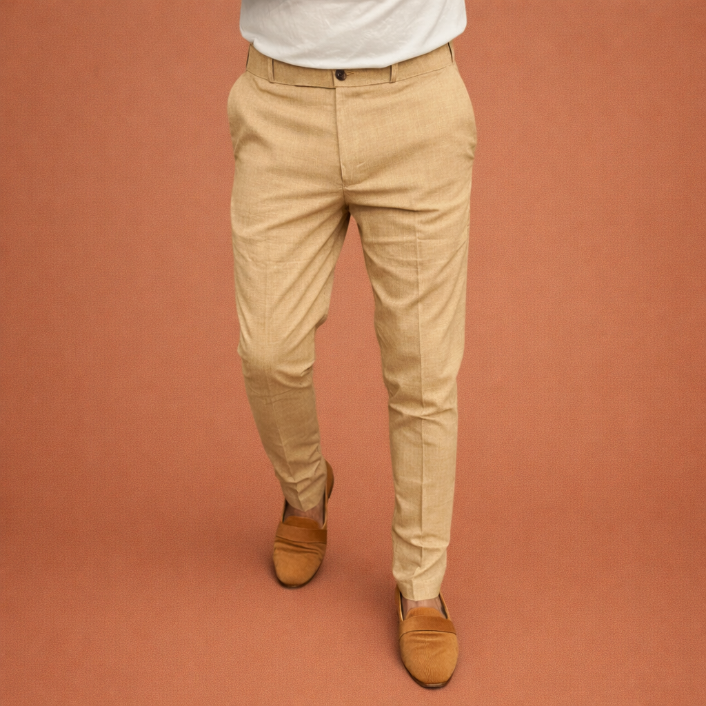 Heren broek in beige met minimalistisch design, zacht en comfortabel voor casual en stijlvolle outfits.