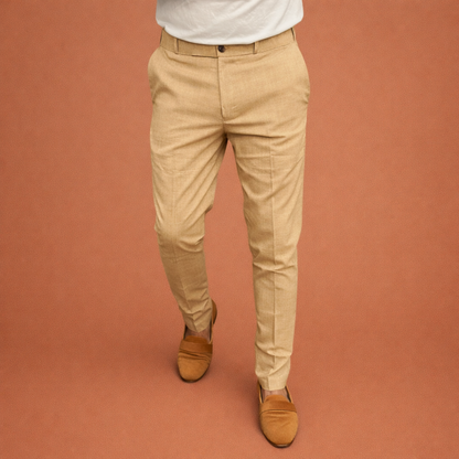 Heren broek in beige met minimalistisch design, zacht en comfortabel voor casual en stijlvolle outfits.