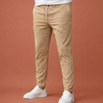 Heren broek in beige met minimalistisch design, zacht en comfortabel voor casual en stijlvolle outfits.