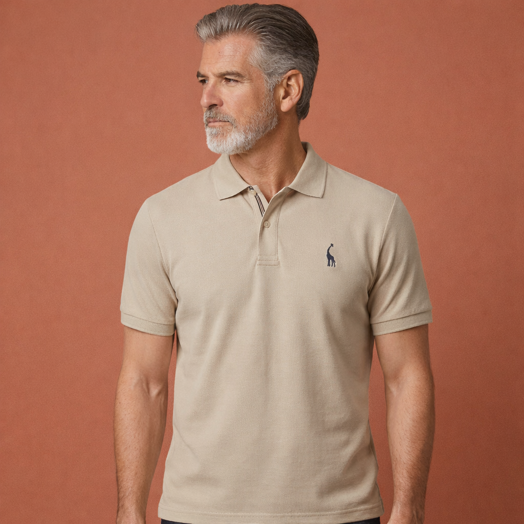 Herenpolo in beige met modern design, comfortabel en stijlvol voor casual en verzorgde outfits.