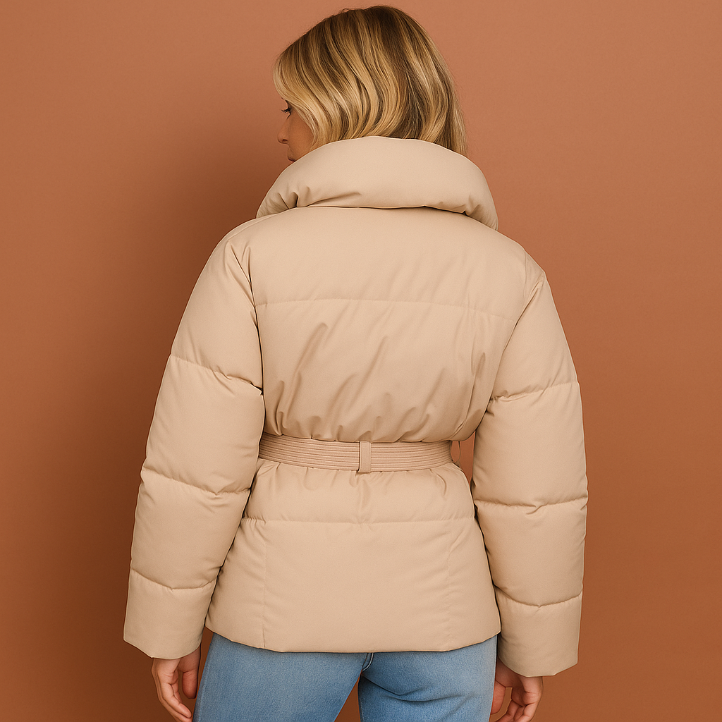 Beige dames pufferjas met moderne uitstraling en comfortabele pasvorm, ideaal voor herfst en winter.