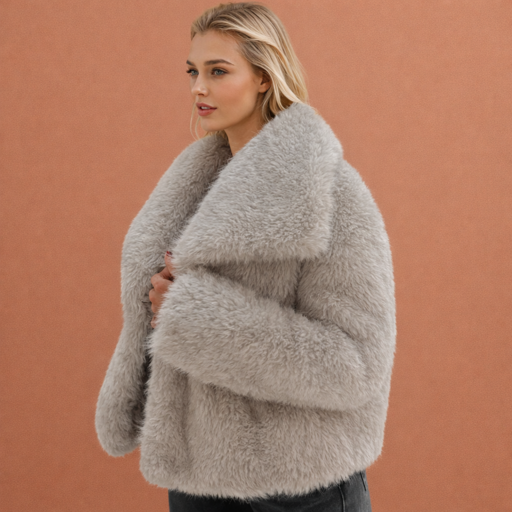 Beige stijlvolle warme jas voor dames met comfortabele pasvorm en tijdloze uitstraling, ideaal voor herfst en winter.