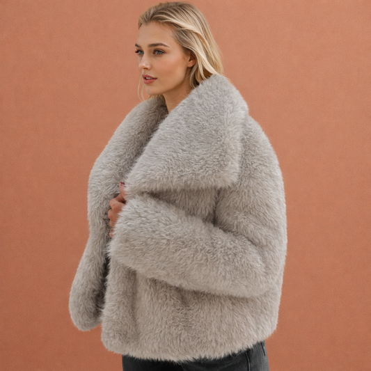 Beige stijlvolle warme jas voor dames met comfortabele pasvorm en tijdloze uitstraling, ideaal voor herfst en winter.