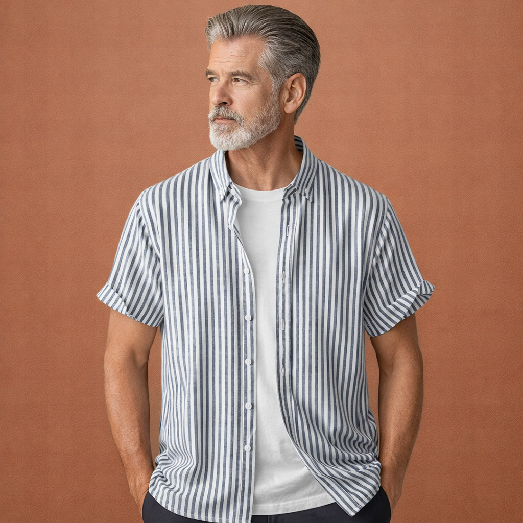 Heren zomershirt in blauw met minimalistisch design, zacht en comfortabel voor casual en stijlvolle outfits.