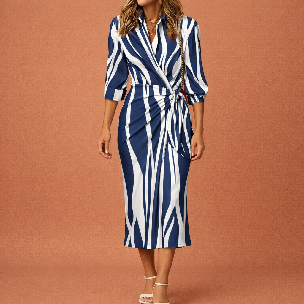 Dames maxi wikkeljurk in blauw gestreept met minimalistisch design, zacht en comfortabel voor casual en stijlvolle outfits.