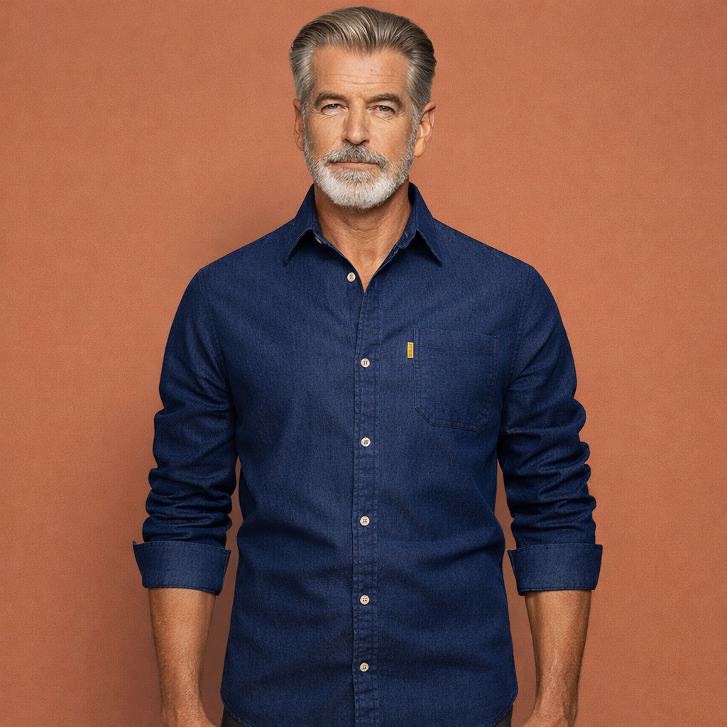 Heren denim overhemd in blauw met minimalistisch design, comfortabel en stijlvol voor casual en moderne outfits.