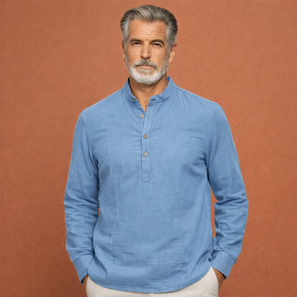 Heren langarmshirt in blauw met minimalistisch design, licht en comfortabel voor casual en stijlvolle zomeroutfits.
