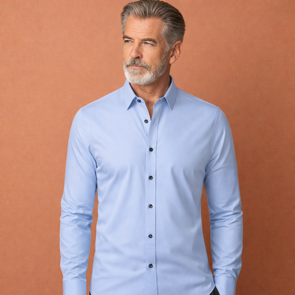 Heren overhemd in blauw met minimalistisch design, zacht en comfortabel voor zakelijke en stijlvolle outfits.