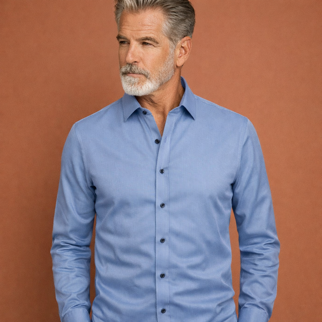 Heren overhemd in blauw met minimalistisch design, zacht en comfortabel voor casual en stijlvolle outfits.