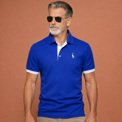 Heren poloshirt in blauw met minimalistisch design, licht en comfortabel voor casual en stijlvolle outfits.