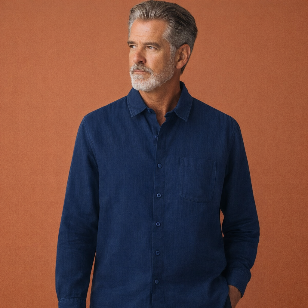 Heren zomeroverhemd in blauw met minimalistisch design, zacht en comfortabel voor casual en stijlvolle outfits.