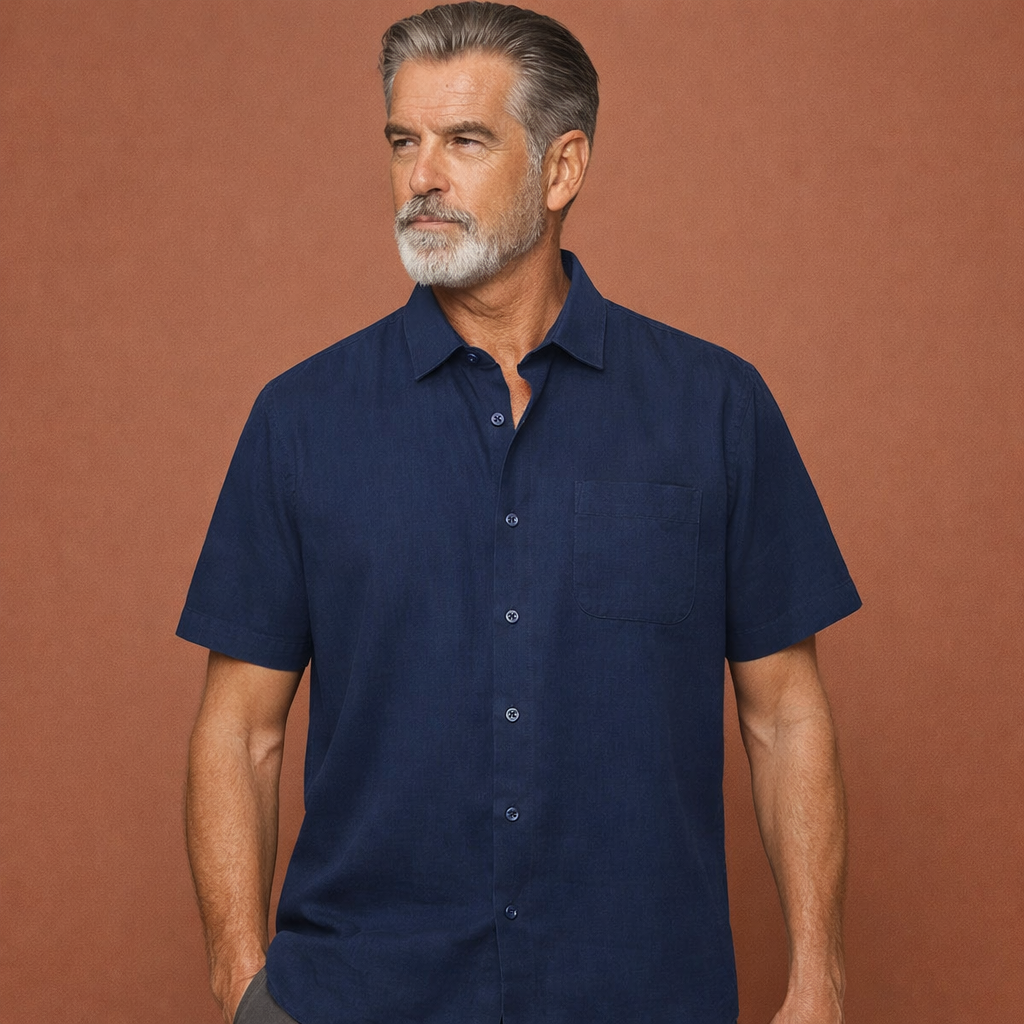 Heren zomershirt in blauw met minimalistisch design, zacht en comfortabel voor casual en stijlvolle outfits.