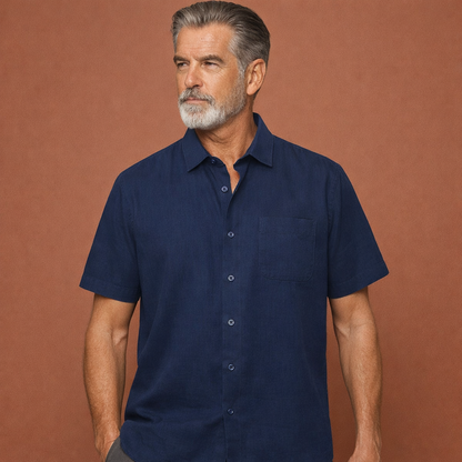 Heren zomershirt in blauw met minimalistisch design, zacht en comfortabel voor casual en stijlvolle outfits.