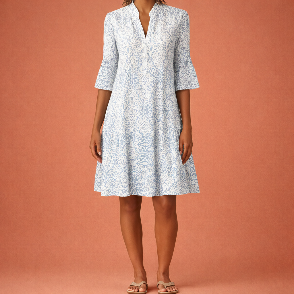 Dames midi jurk in blauw met minimalistisch design, zacht en comfortabel voor casual en stijlvolle outfits.