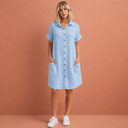 Blauwe casual hemdjurk voor dames met knoopsluiting en luchtige pasvorm, ideaal voor zomerse dagen.