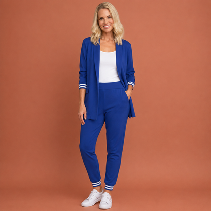 Dames blazer en broek set in blauw met minimalistisch design, zacht en comfortabel voor casual en stijlvolle outfits.