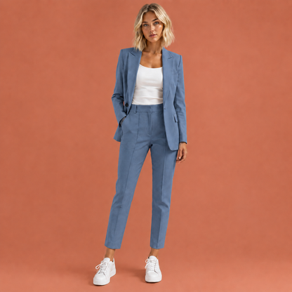 Dames blazer set in blauw met minimalistisch design, zacht en comfortabel voor casual en stijlvolle outfits.