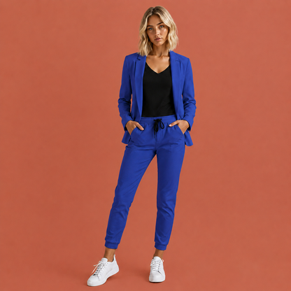 Dames blazer set in blauw met minimalistisch design, zacht en comfortabel voor casual en stijlvolle outfits.