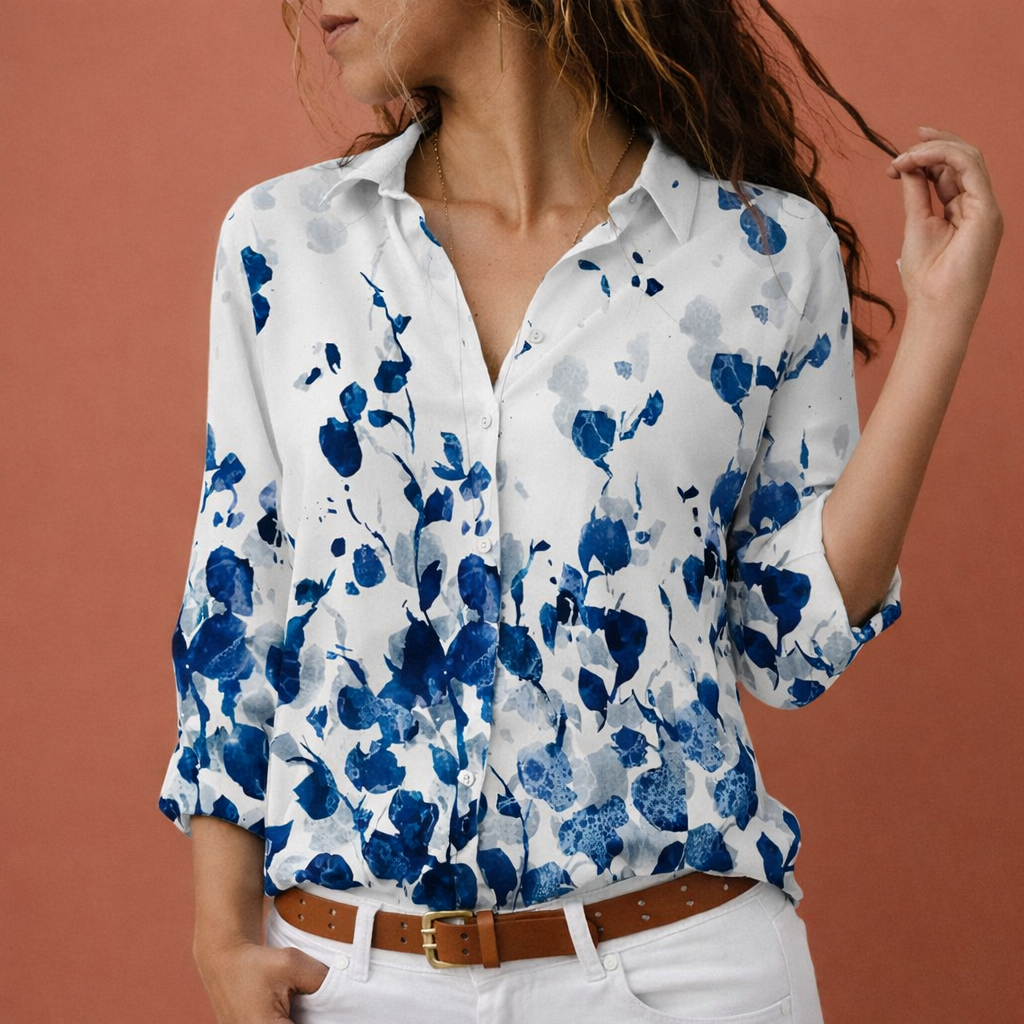 Dames blouse in blauw met minimalistisch design, zacht en comfortabel voor casual en stijlvolle outfits.