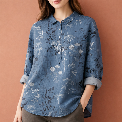 Dames blouse in blauw met minimalistisch design, zacht en comfortabel voor casual en stijlvolle outfits.