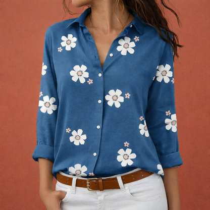 Dames blouse in blauw met minimalistisch design, zacht en comfortabel voor casual en stijlvolle outfits.