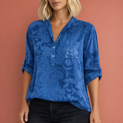 Dames blouse in blauw met minimalistisch design, zacht en comfortabel voor casual en stijlvolle outfits.