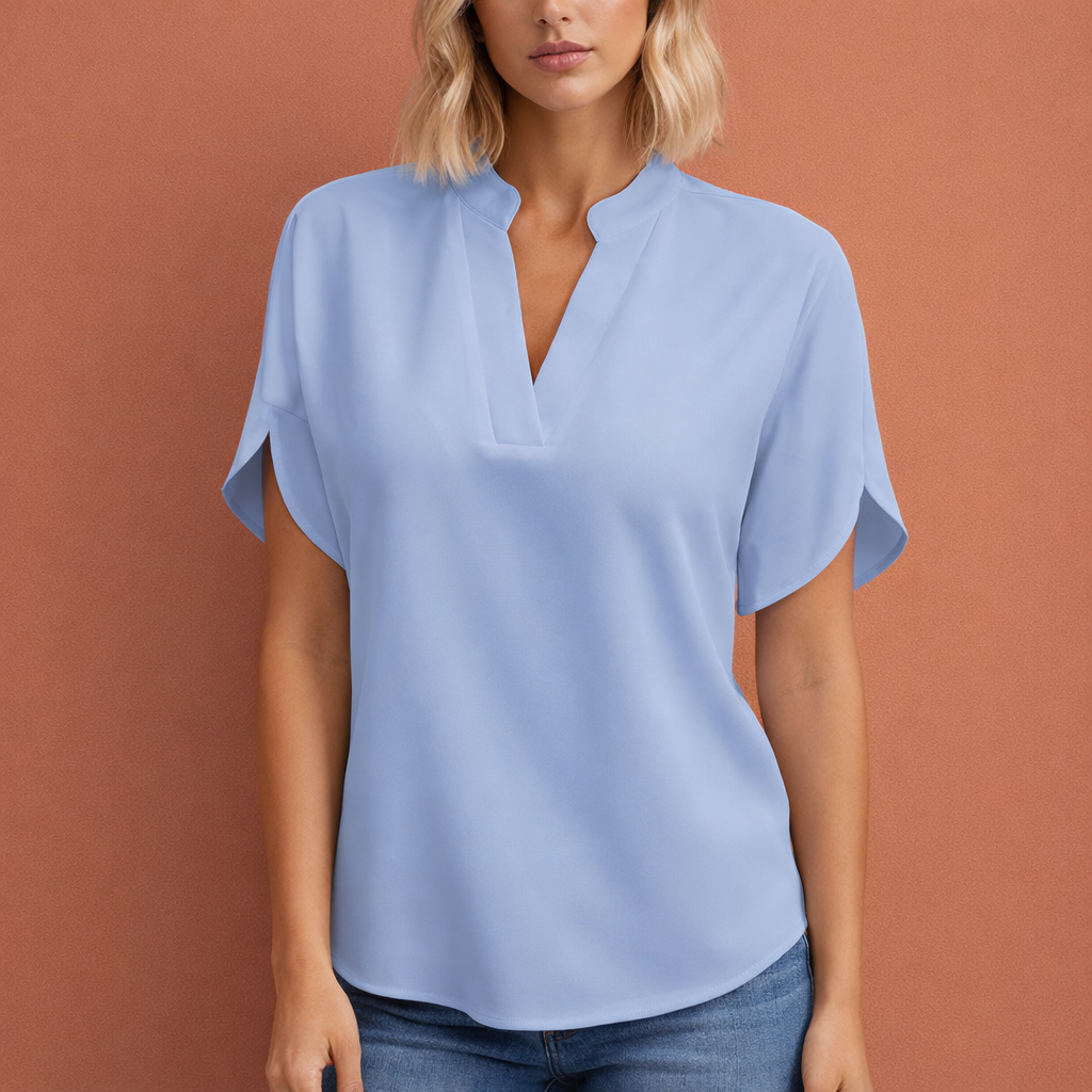 Dames blouse in blauw met minimalistisch design, zacht en comfortabel voor casual en stijlvolle outfits.