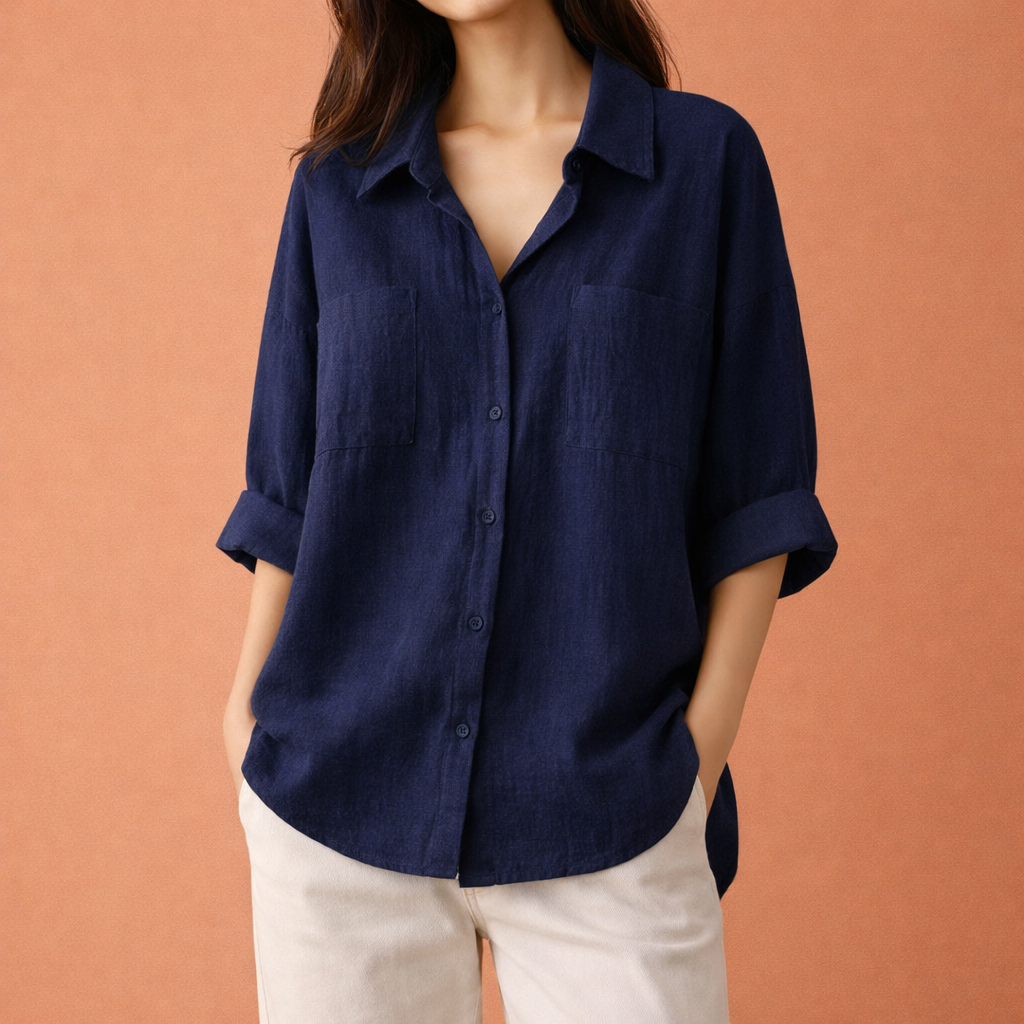 Dames blouse in blauw met minimalistisch design, zacht en comfortabel voor casual en stijlvolle outfits.