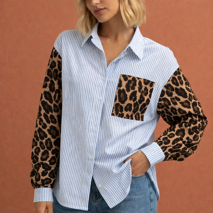 Dames blouse in blauw met minimalistisch design, zacht en comfortabel voor casual en stijlvolle outfits.