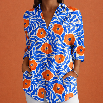 Dames blouse in blauw met minimalistisch design, zacht en comfortabel voor casual en stijlvolle outfits.