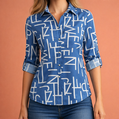 Dames blouse in blauw met minimalistisch design, zacht en comfortabel voor casual en stijlvolle outfits.
