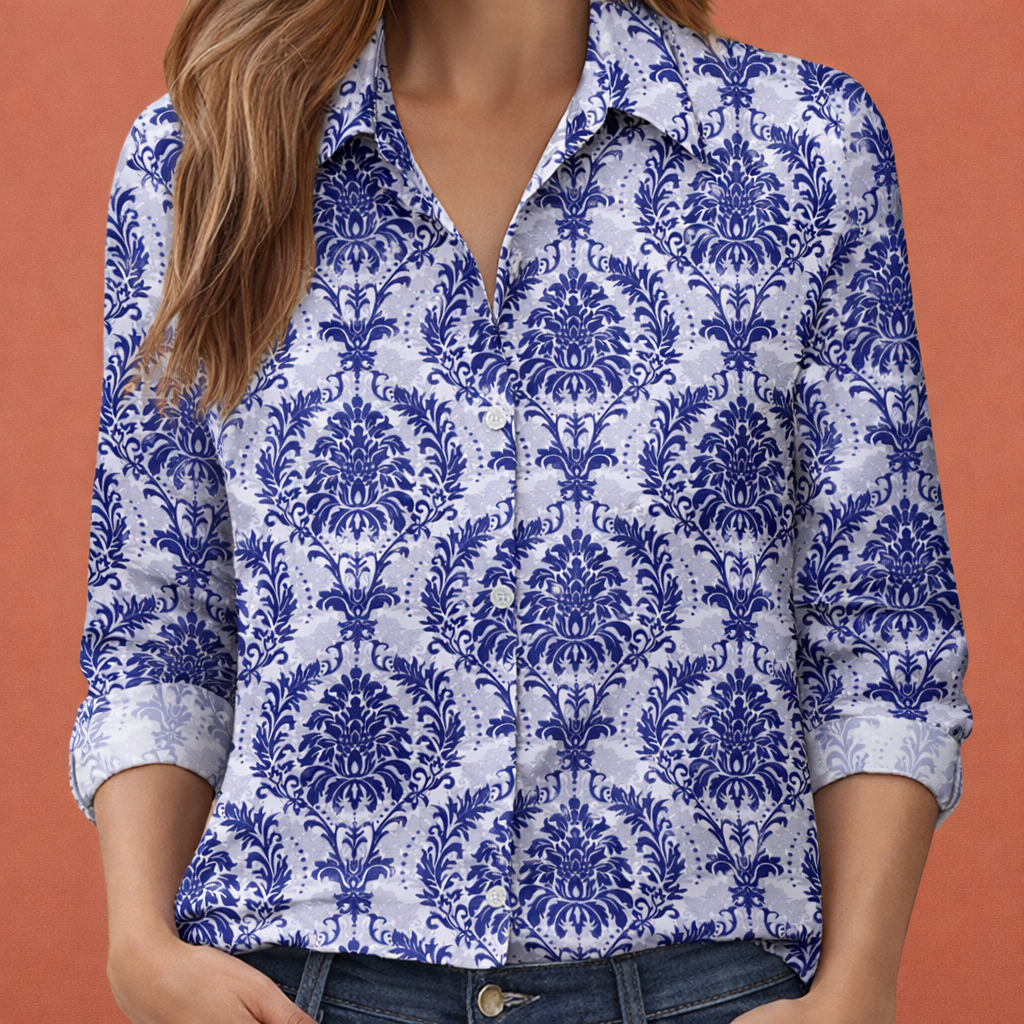 Dames blouse in blauw met minimalistisch design, zacht en comfortabel voor casual en stijlvolle outfits.